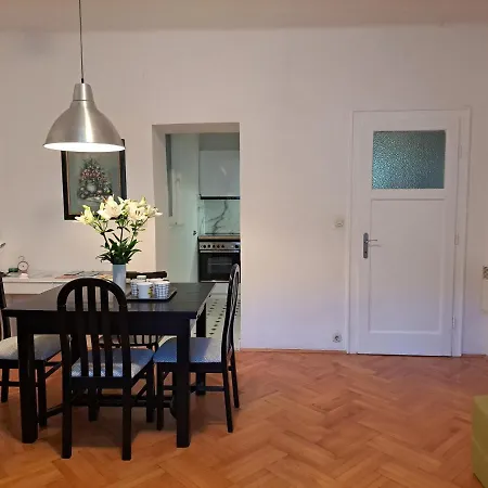 Emaus Garden - Center & 2 Bth *